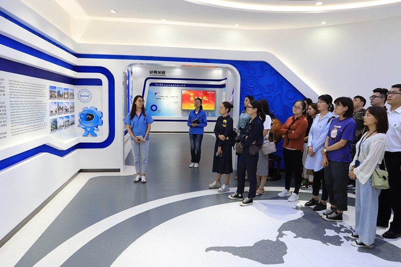 任你博集团团委到法士特集团旅行学习